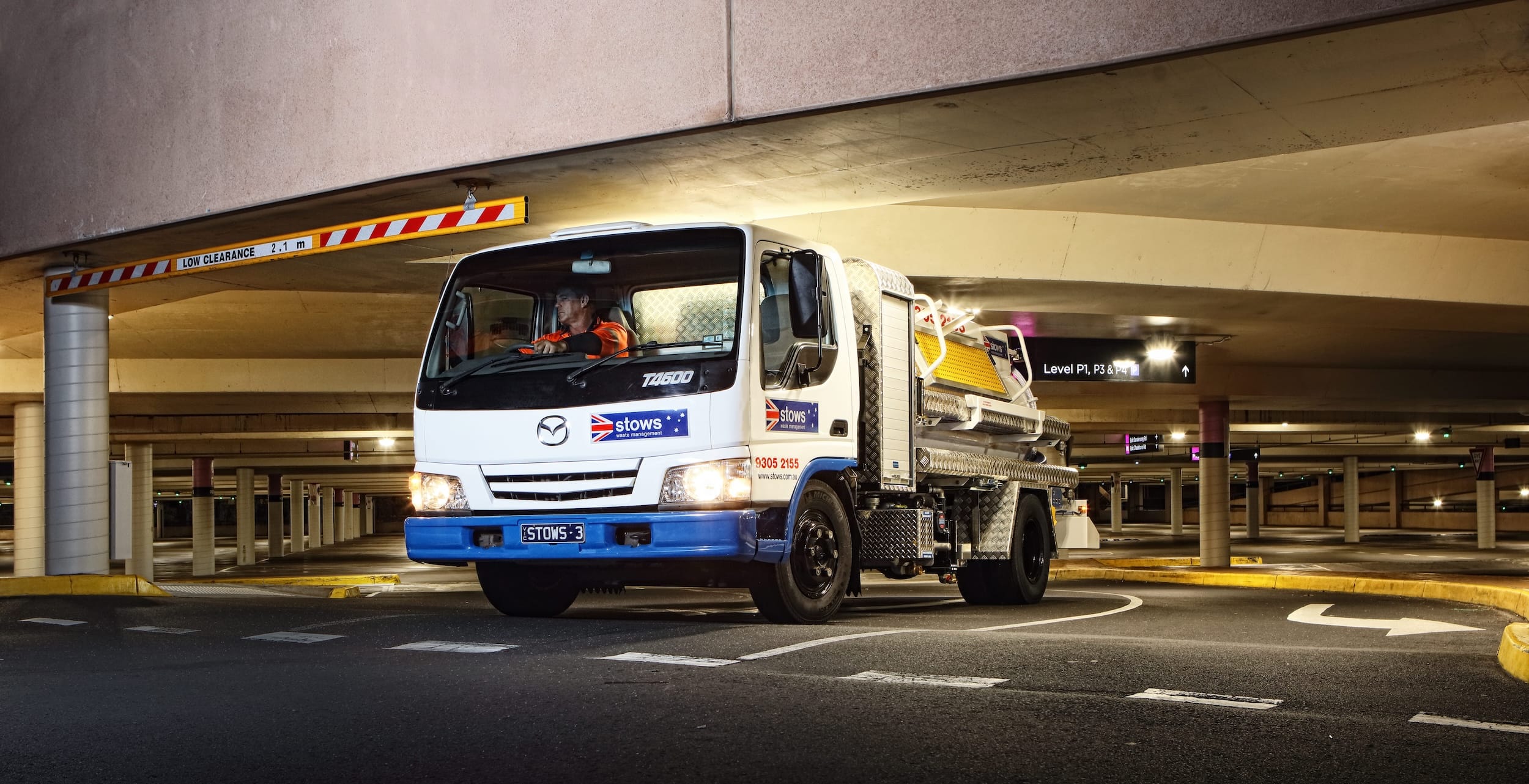 Manager discussing grease trap risk with a technician
